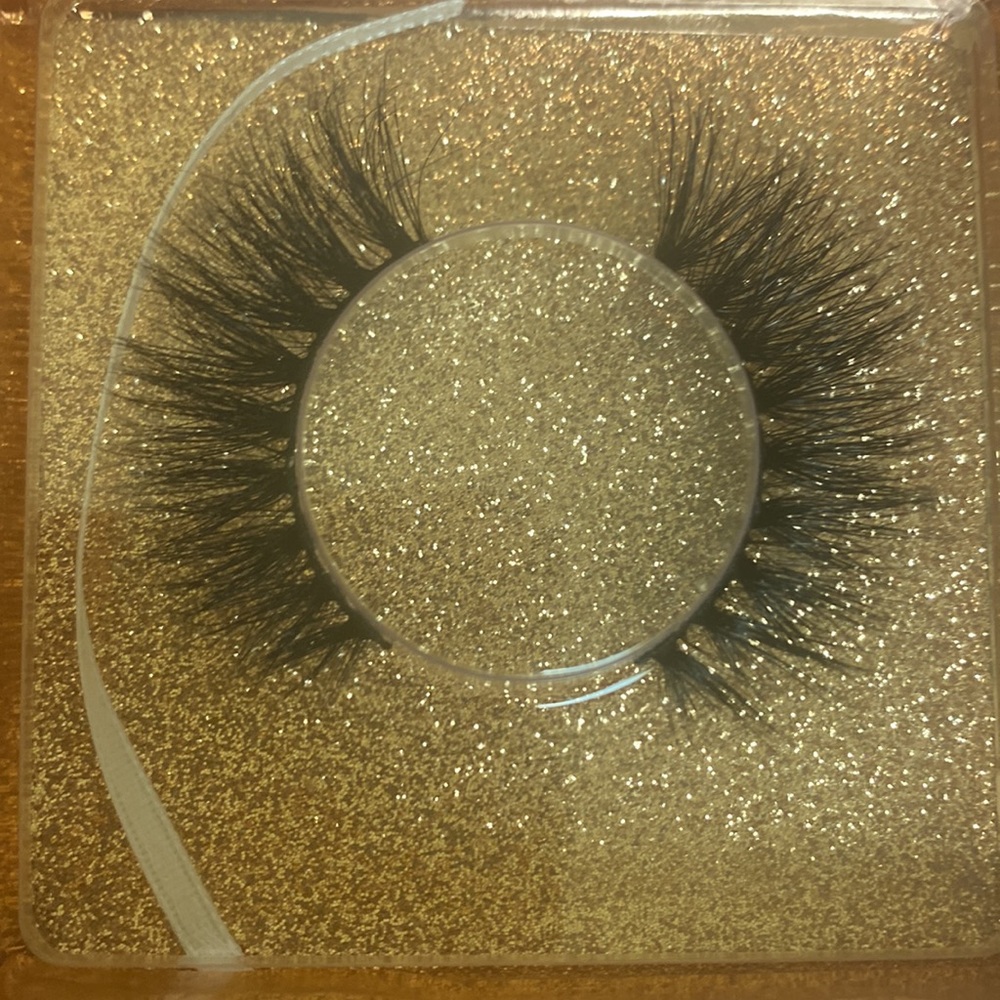 Lashes - Picture 7 of 12
